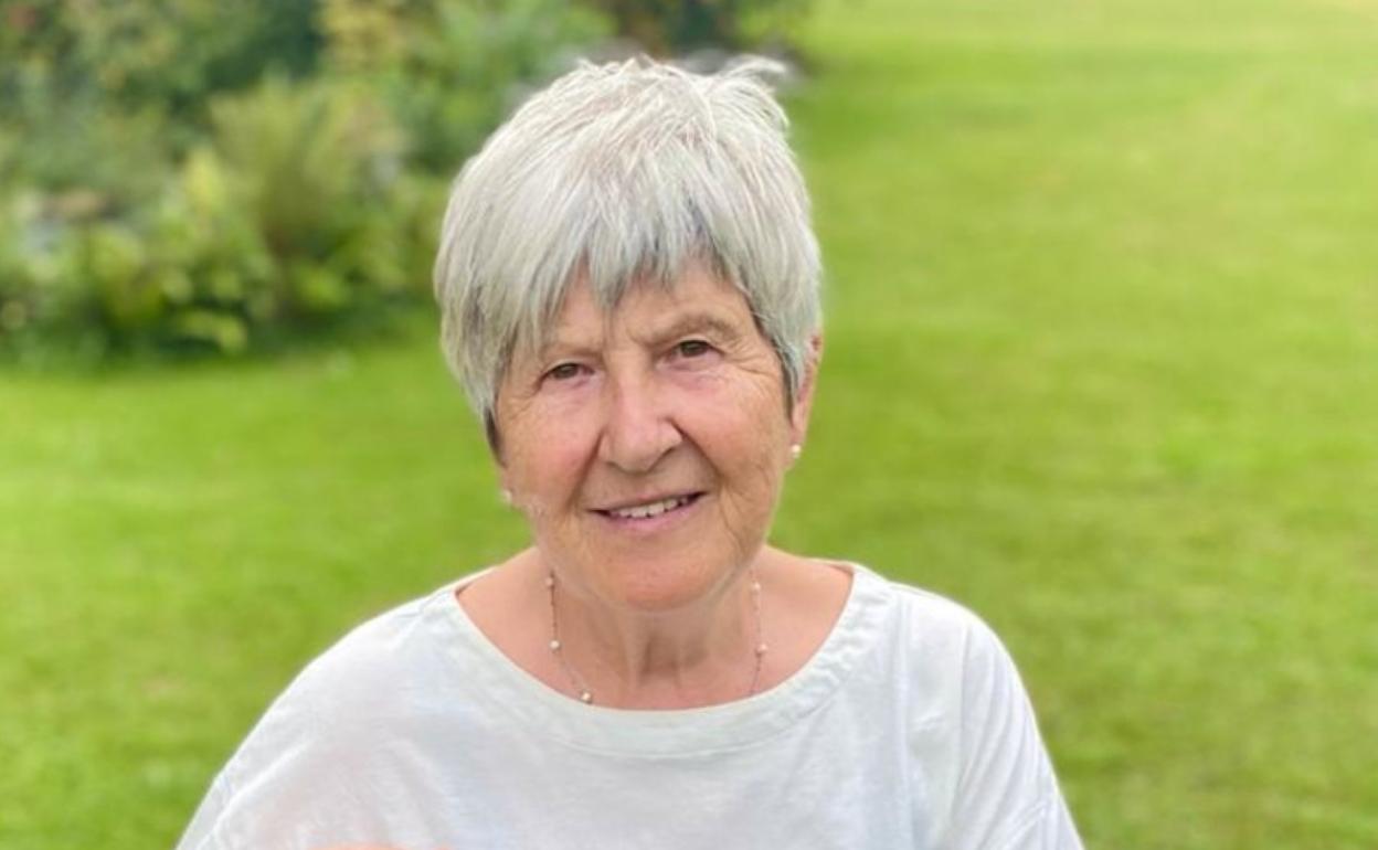 Izaskun Madariaga Mugarri bildumako hogeita zortzigarren alea eskutan duela. 