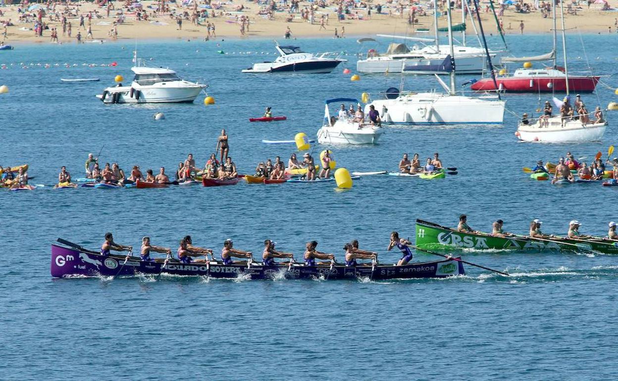 Varias traineras, en pleno esfuerzo en la Bandera de La Concha de 2021.