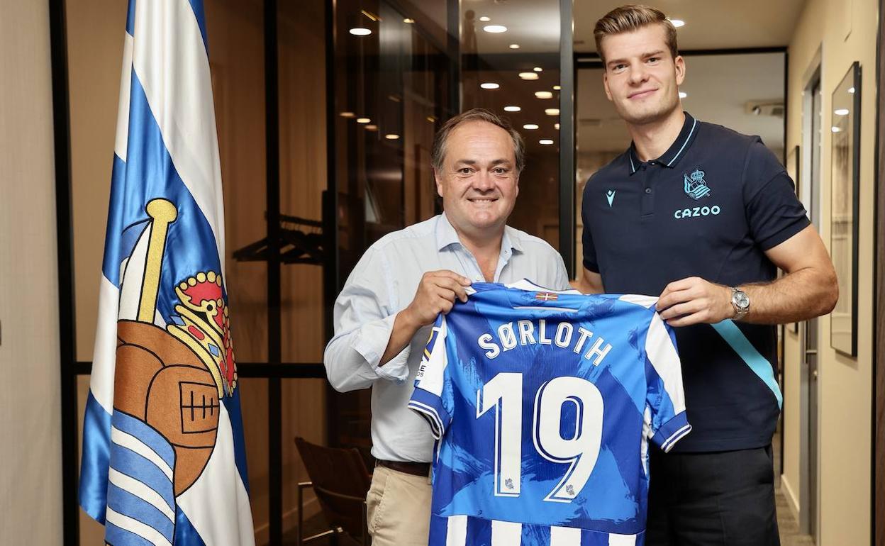 Aperribay y Sorloth, sonrientes con la camiseta del noruego.