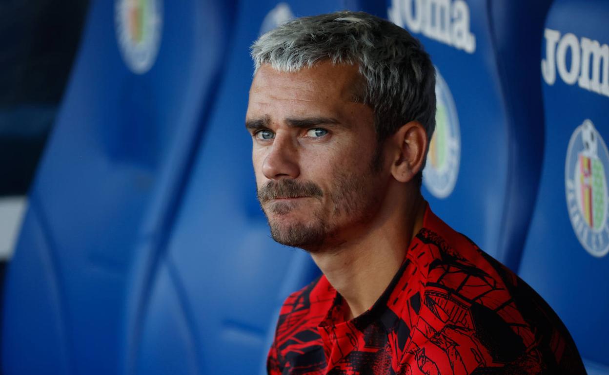 Antoine Griezmann, en el banquillo del Coliseum en el debut liguero del Atlético Madrid ante el Getafe. 