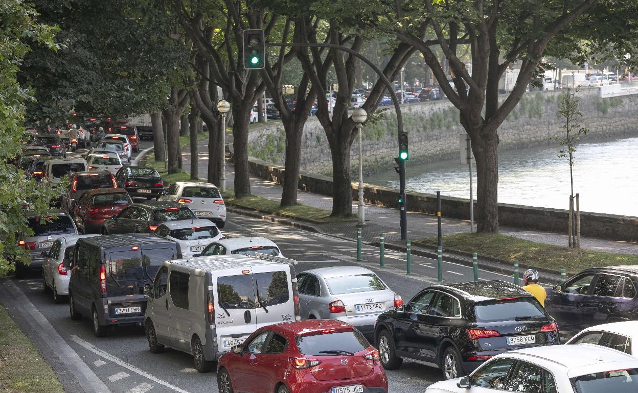 Los atascos y retenciones han sido recurrentes este verano en las entradas a la capital guipuzcoana. 