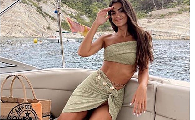 Conjunto de falda y top en tonos verde con 'chain belt'. 