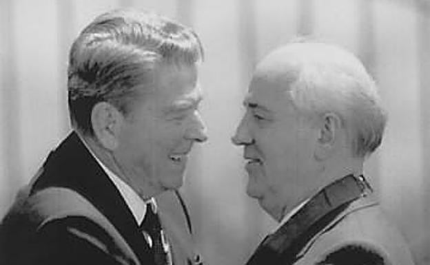 El expresidente de Estados Unidos Ronald Reagan con Gorbachov.
