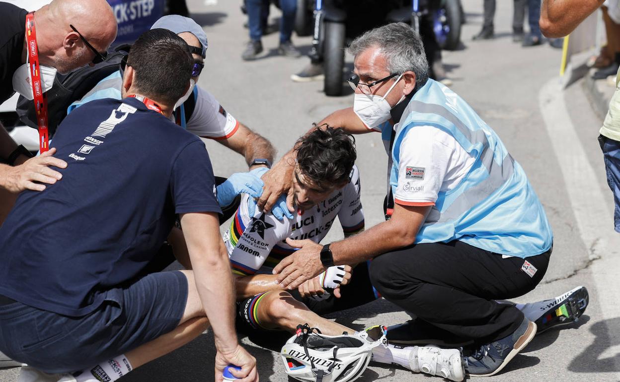 Alaphilippe siendo atendido tras su caída en la undécima etapa de La Vuelta. 