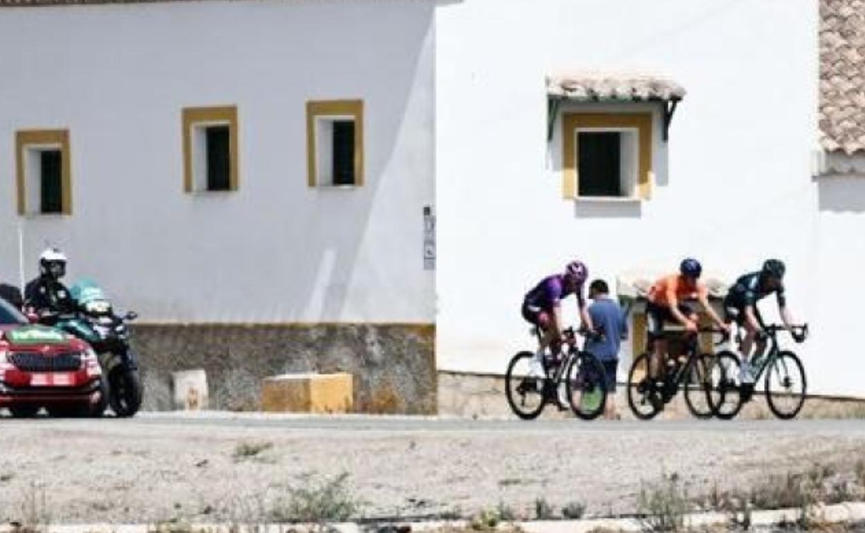 Los tres escapados avanzan por los parajes almerienses camino del Cabo de Gata. 