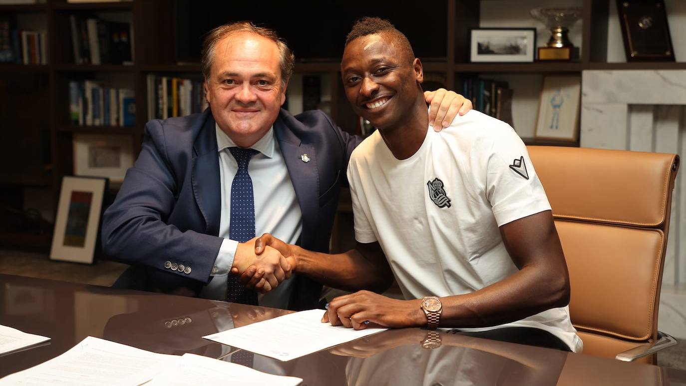 Fotos: Repasa la llegada de Umar Sadiq a la Real Sociedad en imágenes