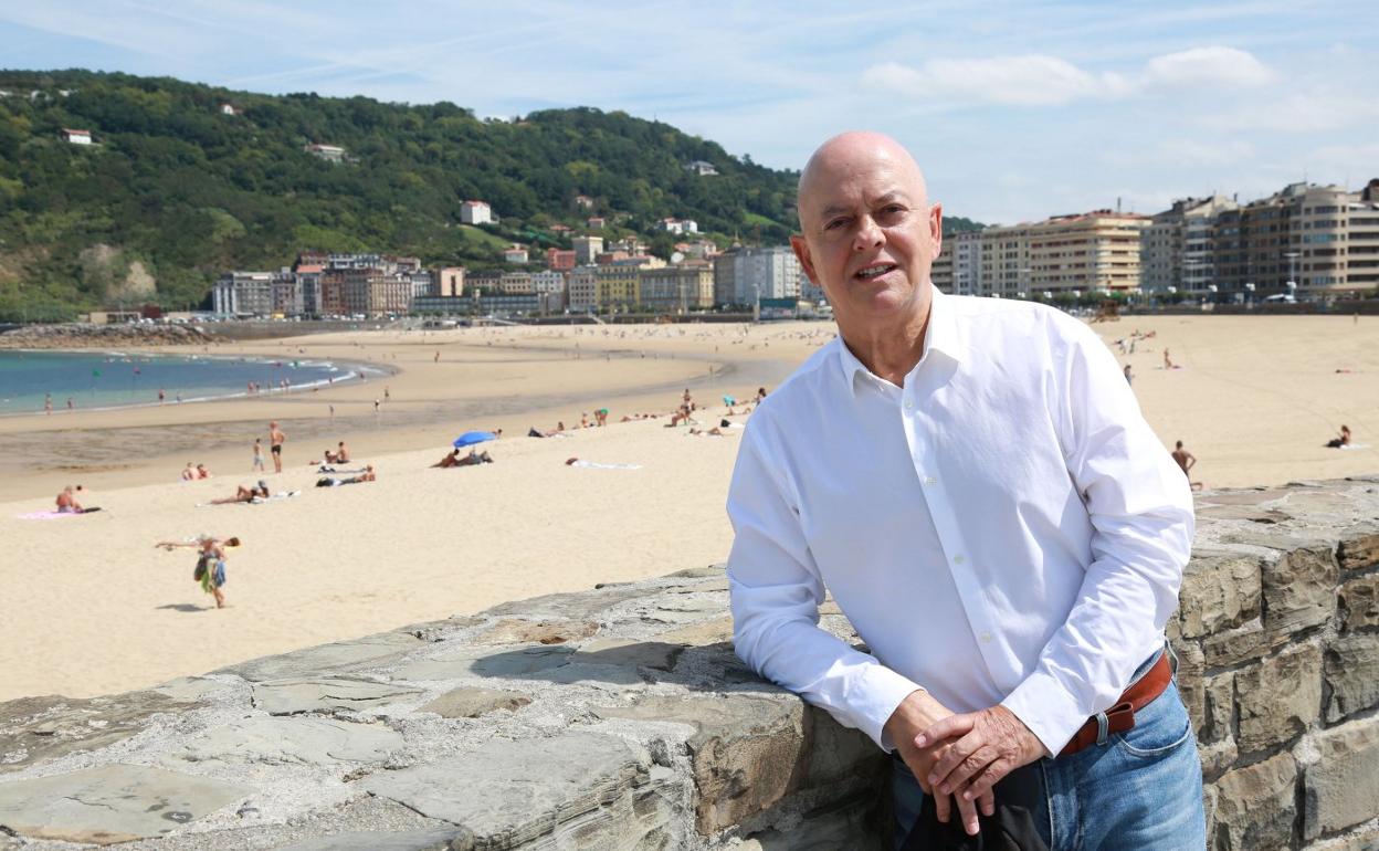 Odón Elorza, actual diputado en el Congreso y exalcalde de Donostia, ayer junto a la playa de la Zurriola. 