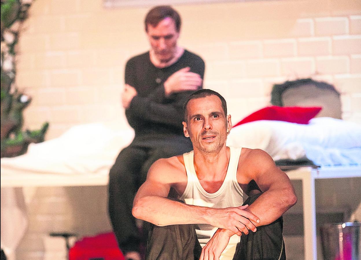 Igor Yebra, en primer plano, junto a Eusebio Poncela en la obra 'El beso de la mujer araña'. 