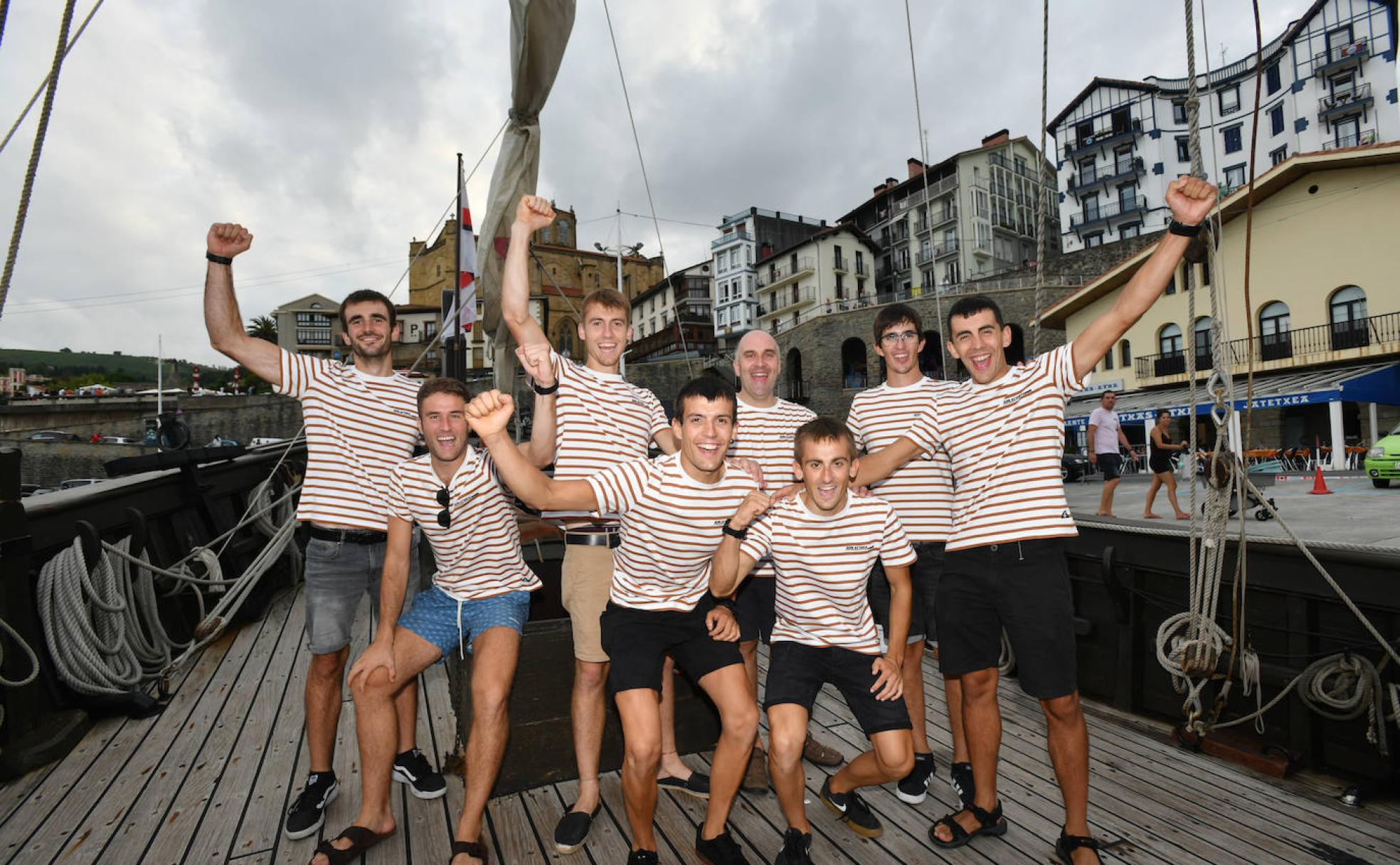 Los remeros Castillo, De la Hoz, Iraola, Zelarain, Miralles y Legorburu, el patrón Eizagirre y el presidente Goikoetxea subidos en la carabela Vera Cruz. 