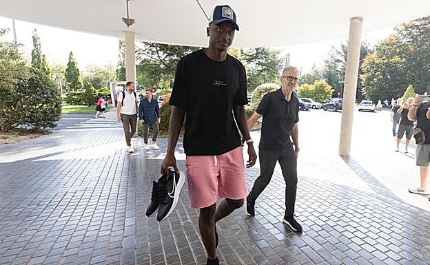 Umar Sadiq, acompañado de Roberto Olabe, a la entrada de Policlínica.