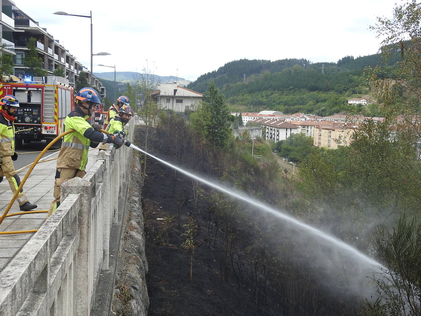 Fotos: Imágenes del incendio en el barrio de Txarapea