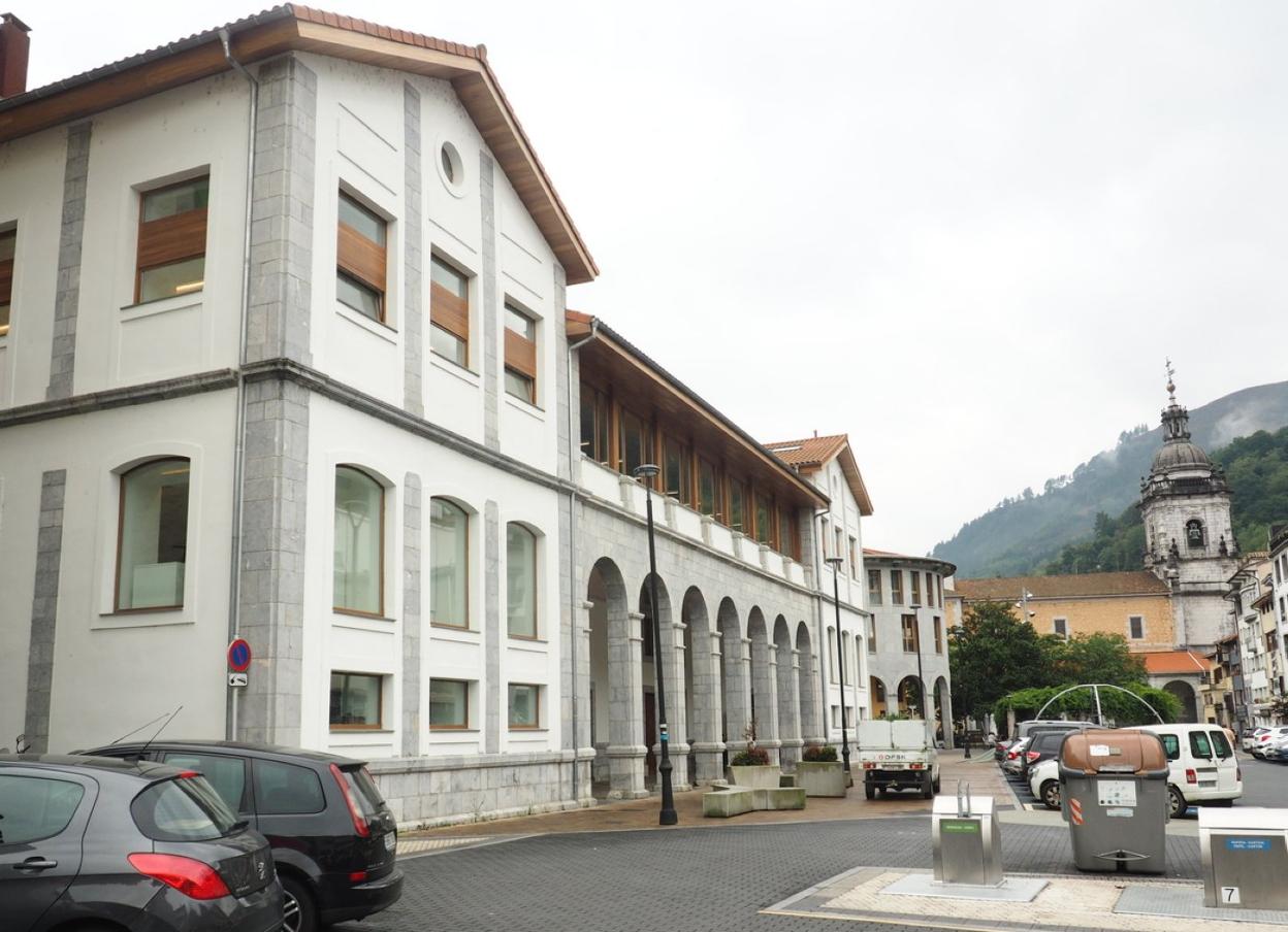 Aita Agirre Kulturgunea domina con un aspecto renovado la plaza que lleva su nombre. 