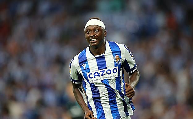 Sadiq, con una venda fruto de un choque cuando jugaba con el Almería, celebra el tanto marcado el sábado de cabeza a centro de Cho. Es su primer gol en la Real. 