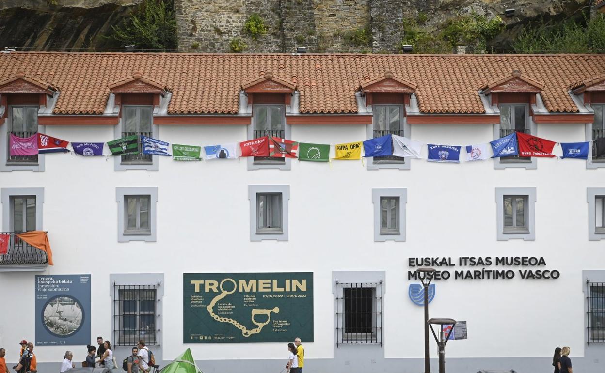 El Museo Marítimo Vasco, situado en el muelle donostiarra,tiene decorada su fachada con las banderas de numerososclubes de remo. 