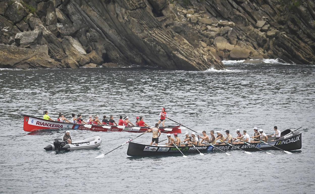 Getaria y Cabo entrenando en la bahía donostiarra. 