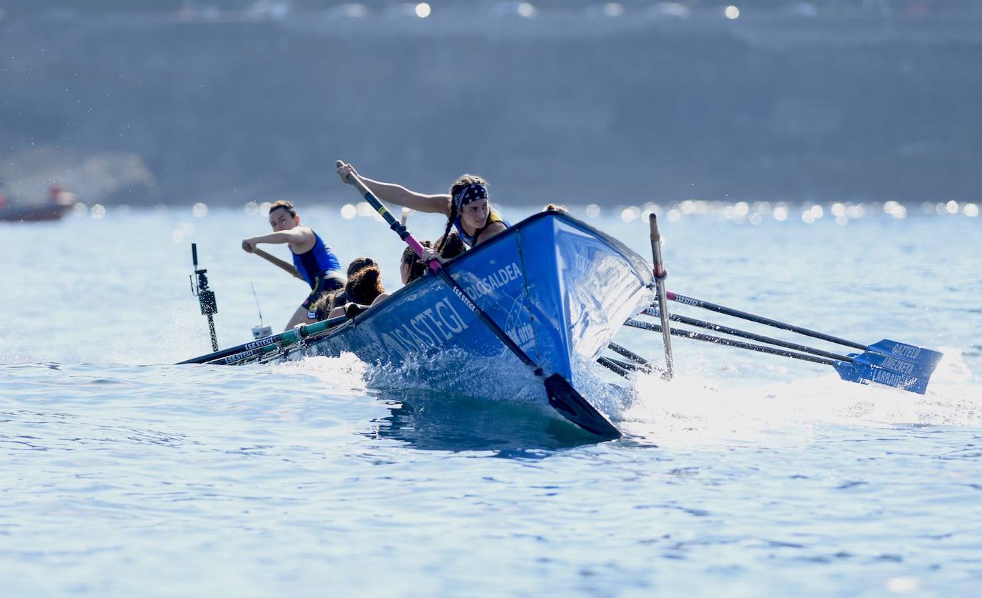 Fotos: Las regatas femeninas de La Concha, en imágenes