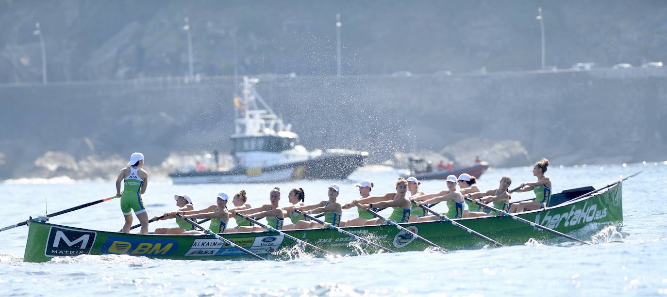 Fotos: Las regatas femeninas de La Concha, en imágenes