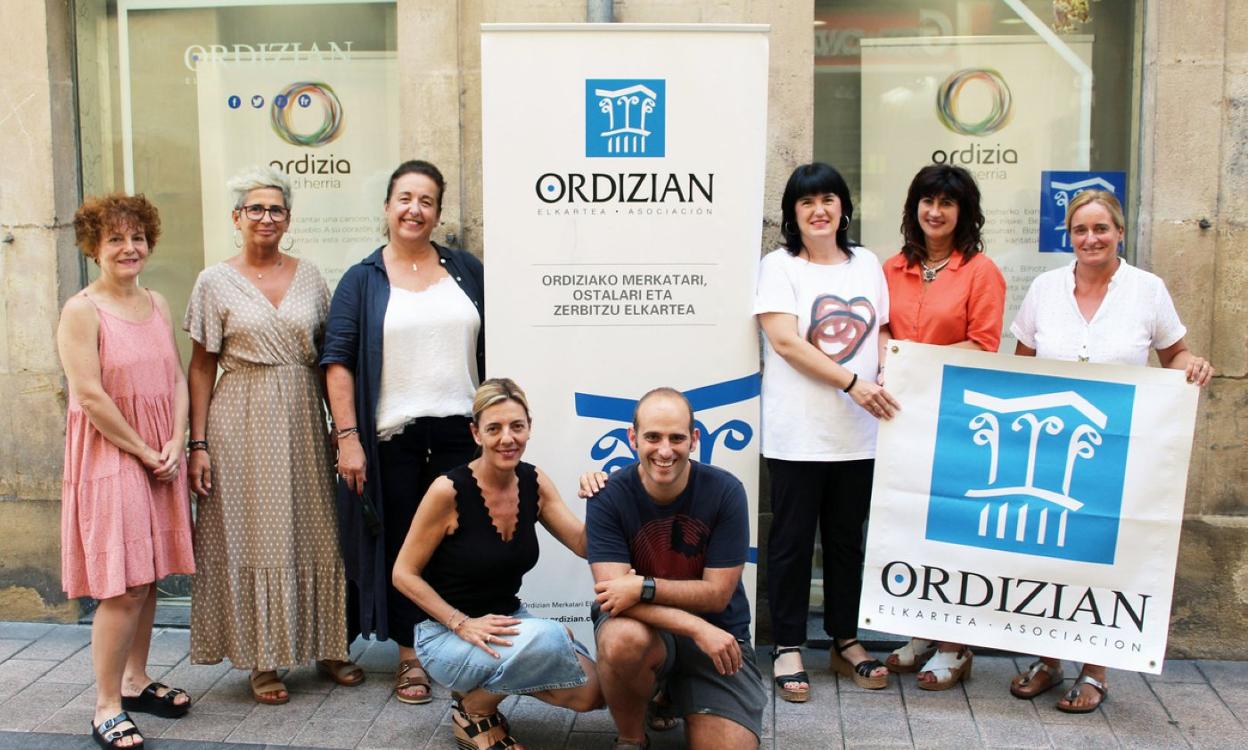 Componentes de la nueva junta directiva de la Asociación de comercio, hostelería y servicios 'Ordizian'. 