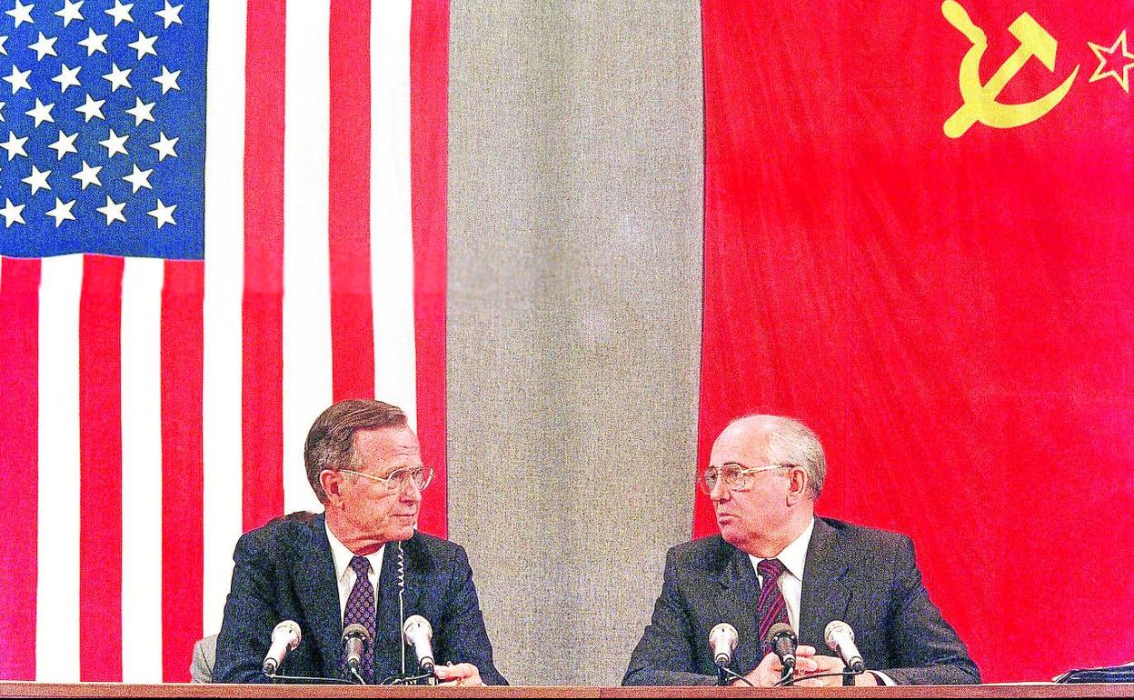 George Bush y Mijaíl Gorbachov, en una cumbre de desarme en Moscú en 1991. 