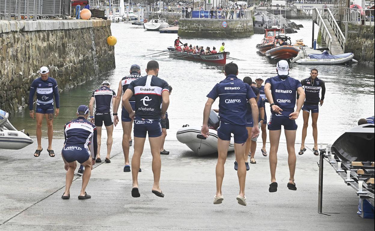 Remeros de Urdaibai realizan el calentamiento en la rampa. 