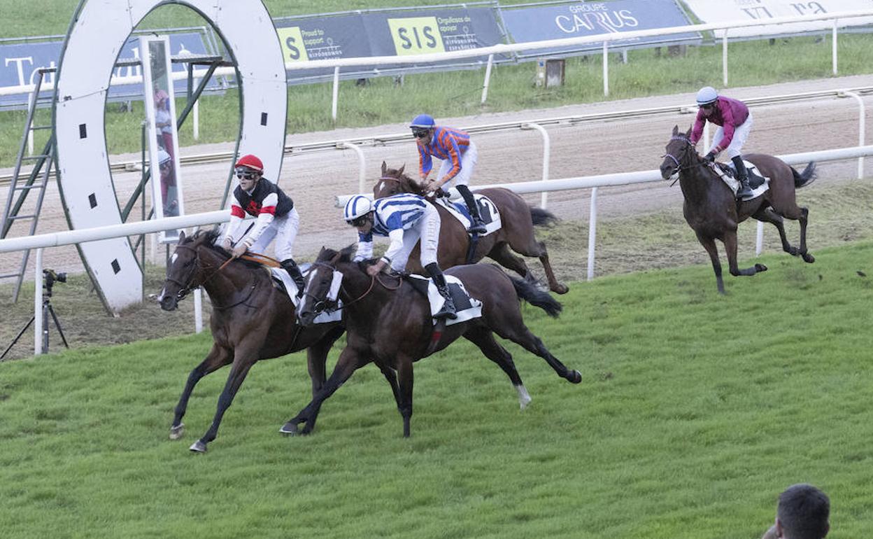 Julia Zambudio cruza la meta sobre 'Perfect Sunrise'. 