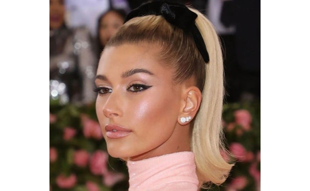 Imagen principal - Hailey Bieber en la Met Gala 2019.