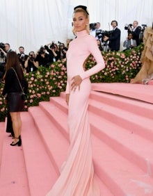 Imagen secundaria 2 - Hailey Bieber en la Met Gala 2019.