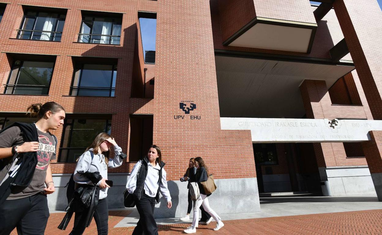 Estudiantes en el campus de la UPV/EHU de Gipuzkoa.