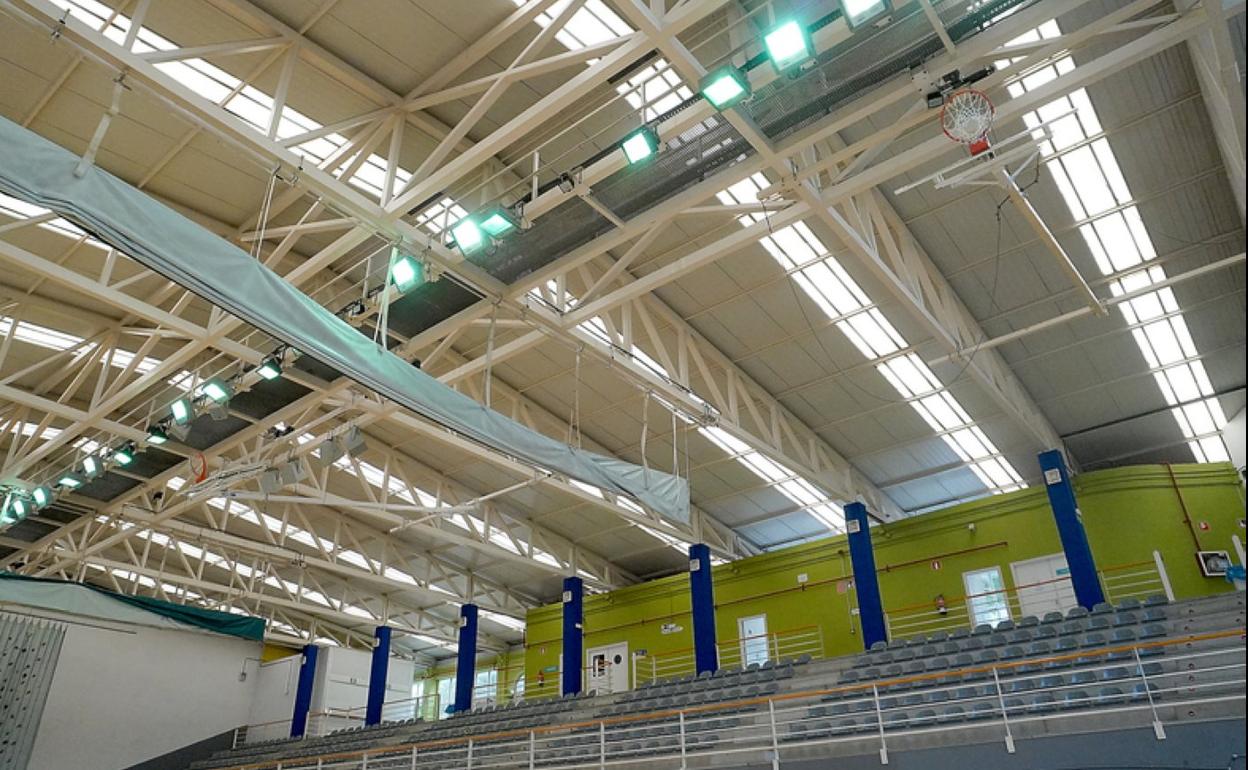 En verano se han cambiado las luminarias del polideportivo. 