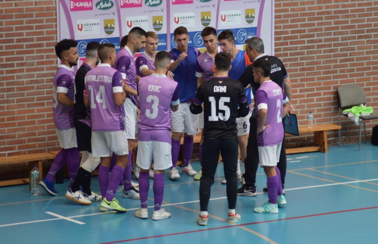 Los jugadores reciben las instrucciones del técnico. 