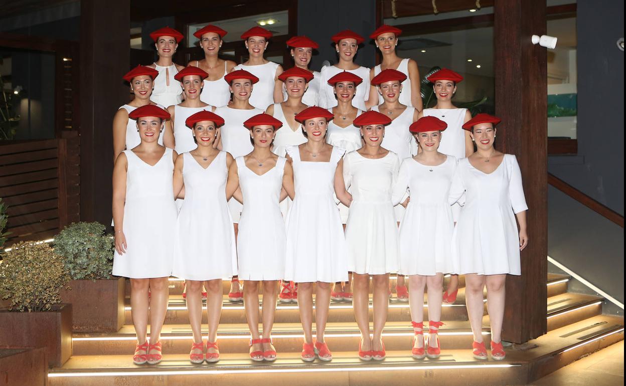 Las veinte cantineras posan antes de iniciar el recorrido por las diferentes calles y dirigirse hacia Gipuzkoa Plaza. 