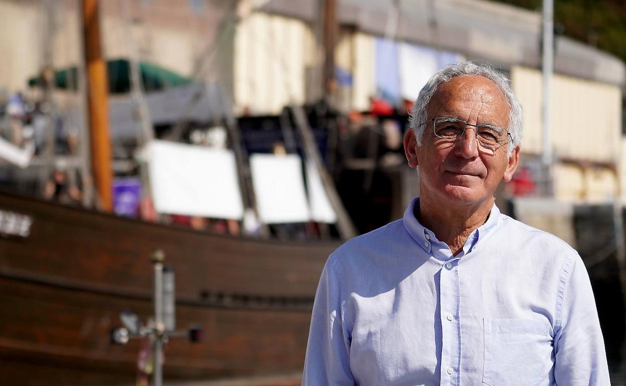 Zulaika posa sobre el pantalán del muelle de Getaria. A sus espaldas permanece amarrada la carabela portuguesa 'Vera Cruz', que protagonizará el homenaje al desembarco.