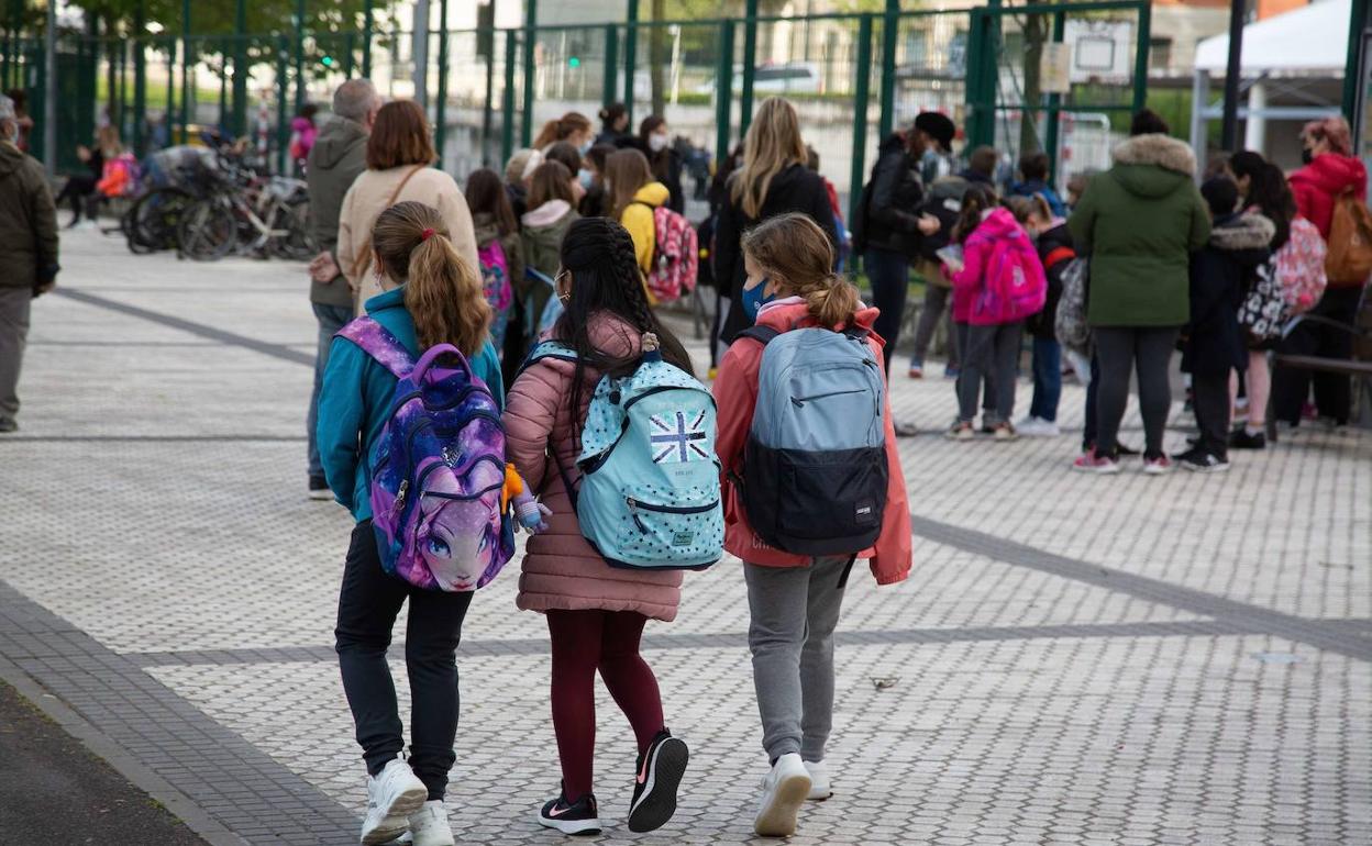 Niños en la vuelta de al colegio.