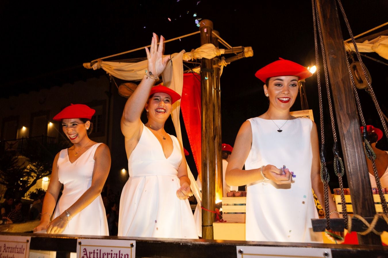 Fotos: La noche de las cantineras también está de vuelta en Hondarribia