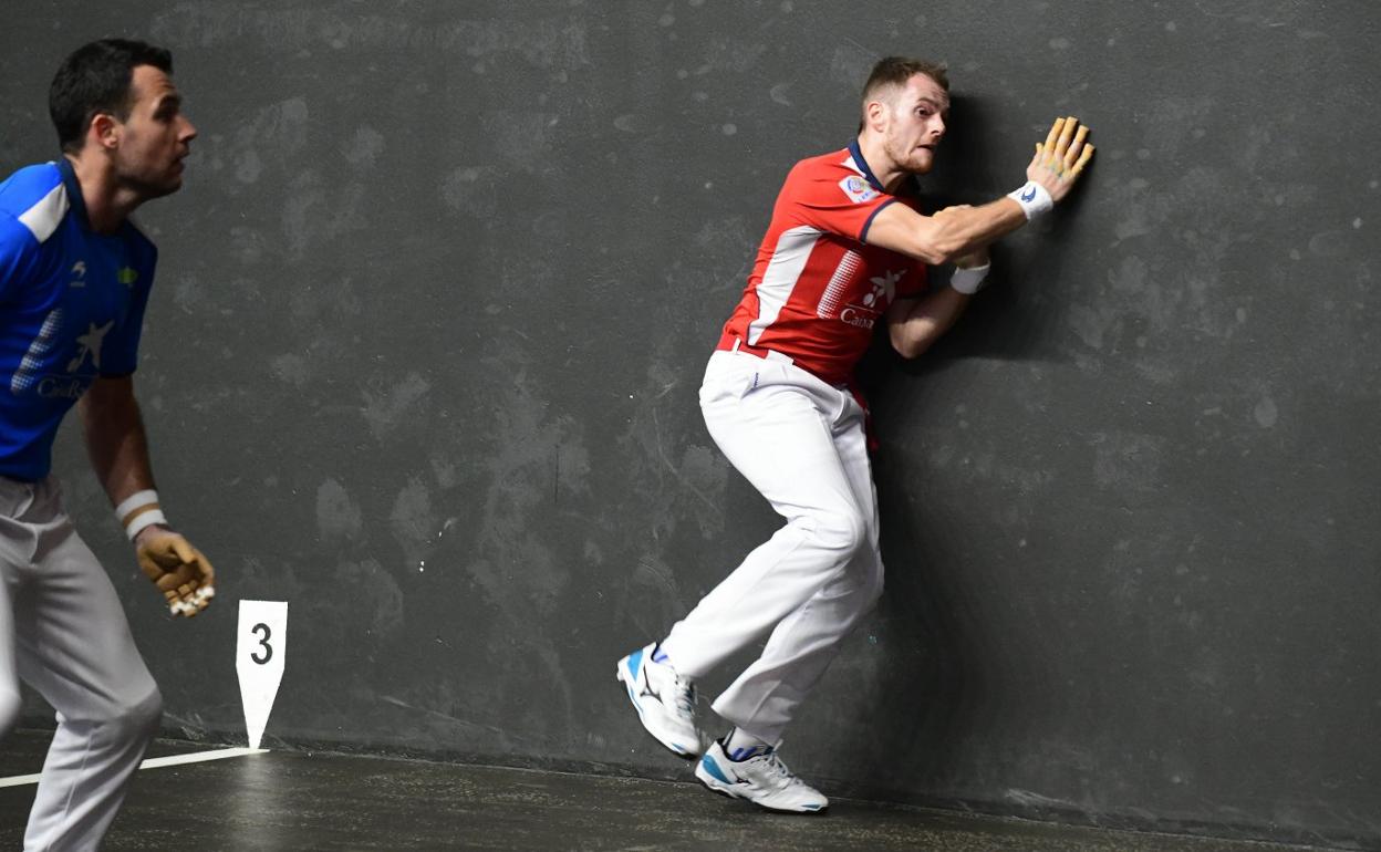 Unai Laso lleva a buena una pelota desde el txoko ayer en el Beti Alai de Ordizia. 