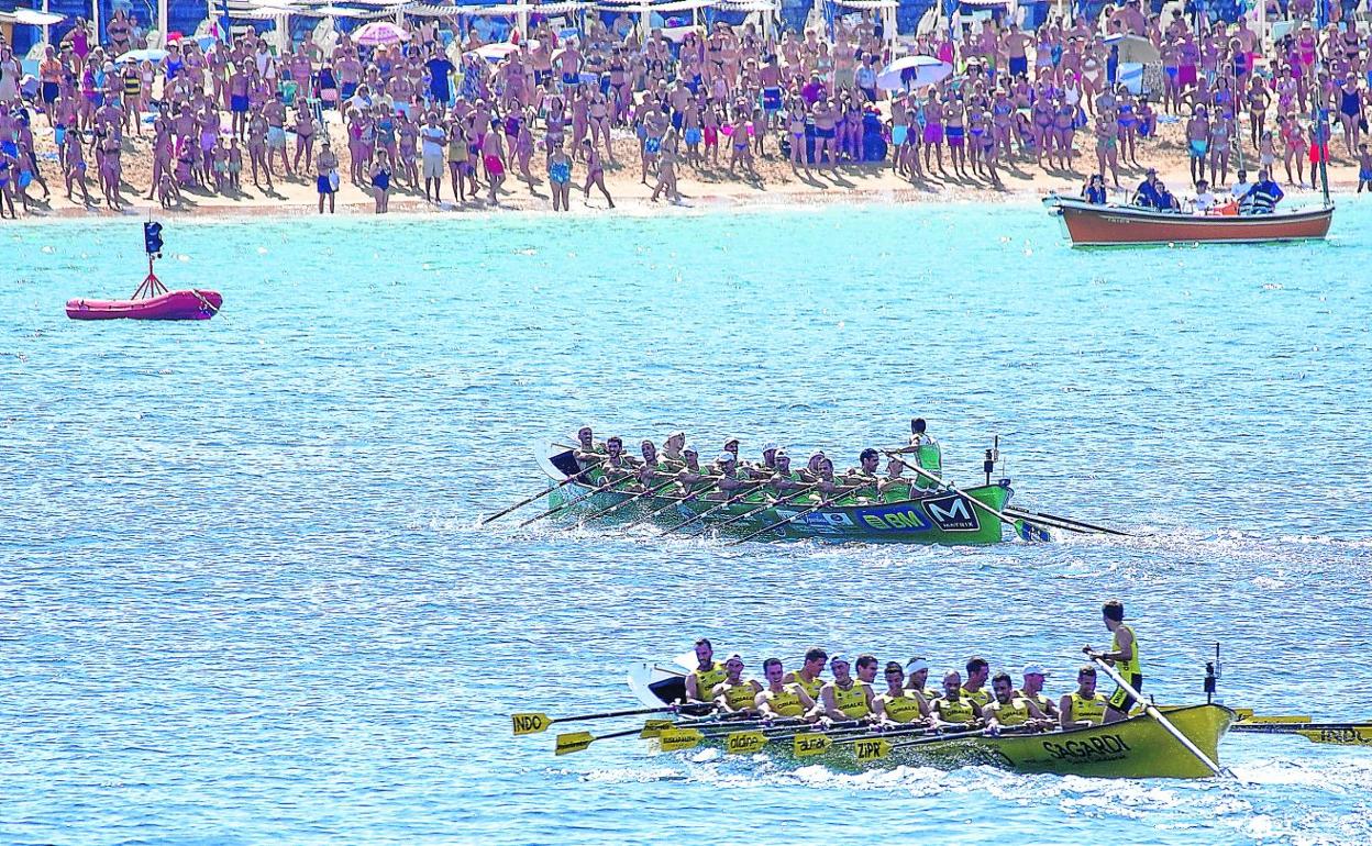 Los bañistas presencian las regatas sin poder bañarse en el agua. 