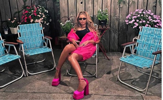 Beyoncé posando con el modelo 'Medusa Aevitas' en fucsia.