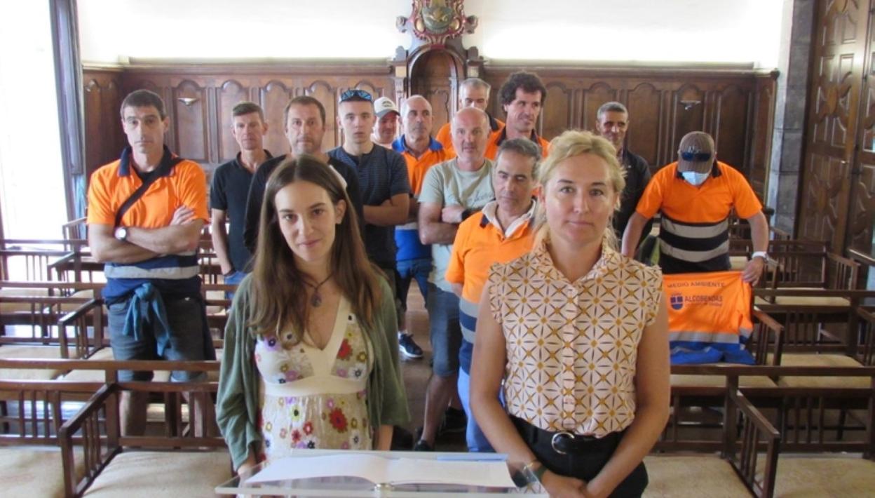 Abuin (Podemos) y Morrás (EH Bildu) con los jardineros. 