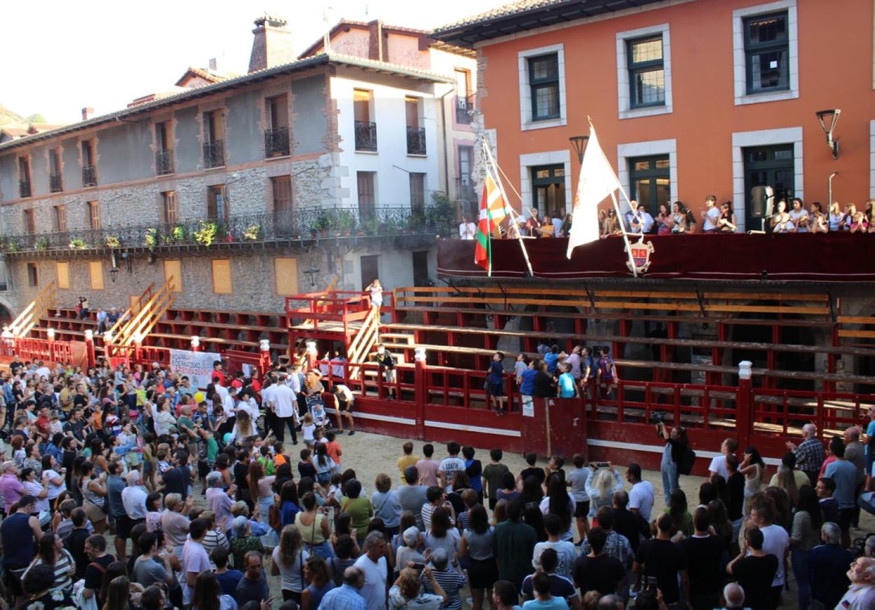 Herritar ugari hurbildu zen jaien hasierako txupinazoa ikustera. 