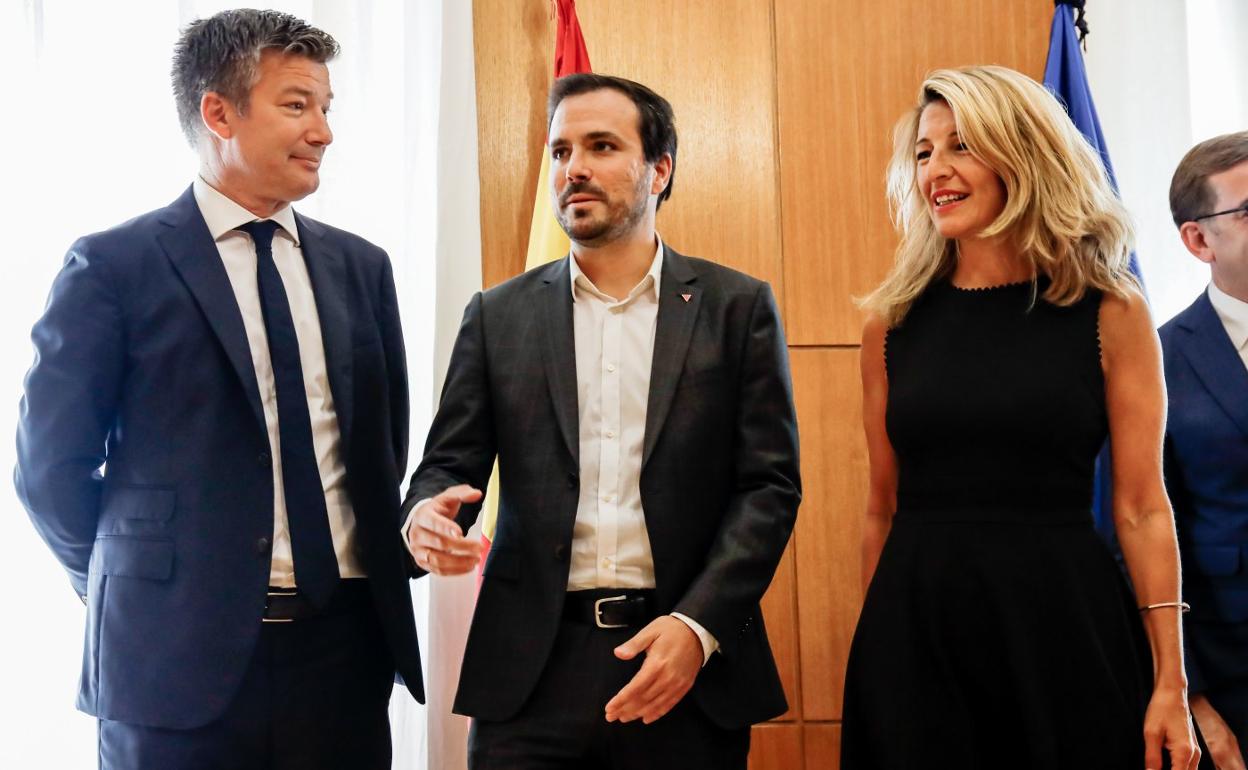 Alexandre de Palmas, director ejecutivo de Carrefour, Alberto Garzón y Yolanda Díaz, ayer. 