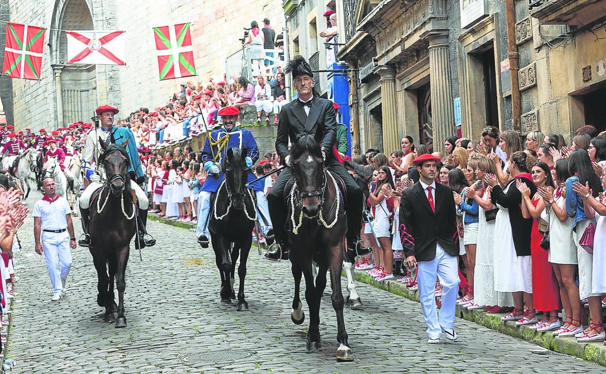  Iñaki Sagarzazu vivió emocionado la jornada de este jueves, en la que desfiló como burgomaestre por última vez. 