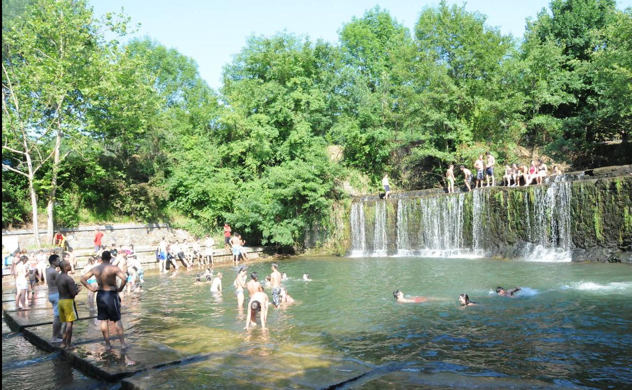 La presa de Usako es una zona de baño muy popular en el Alto Deba.