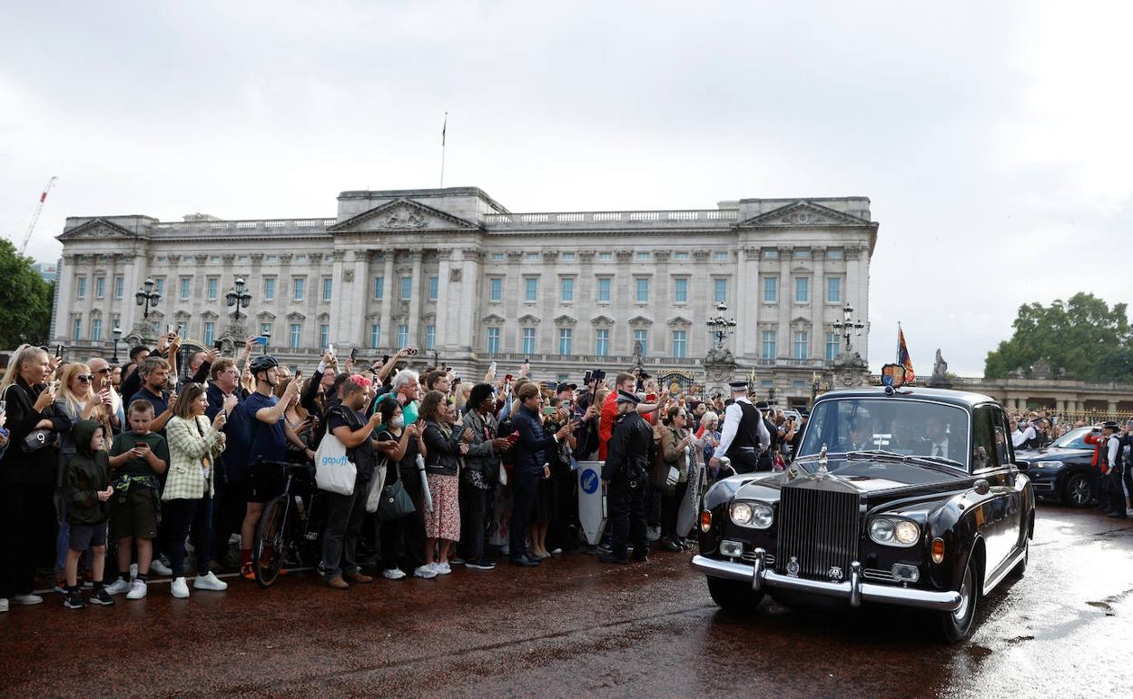 El Palacio de Buckingham se ha llenado de curiosos que se han acercado por el fallecimiento de la reina.