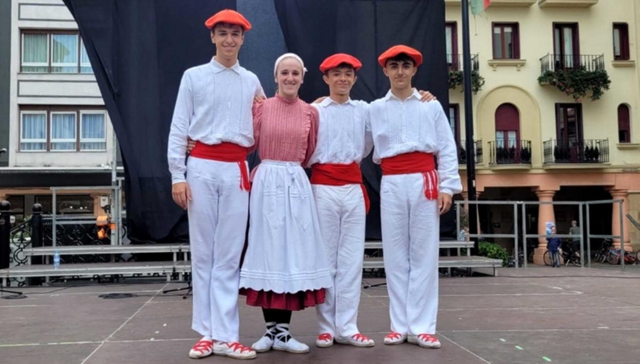 Los dantzaris elgoibartarras en la Lege Zaharren Enparantza de Zarautz.