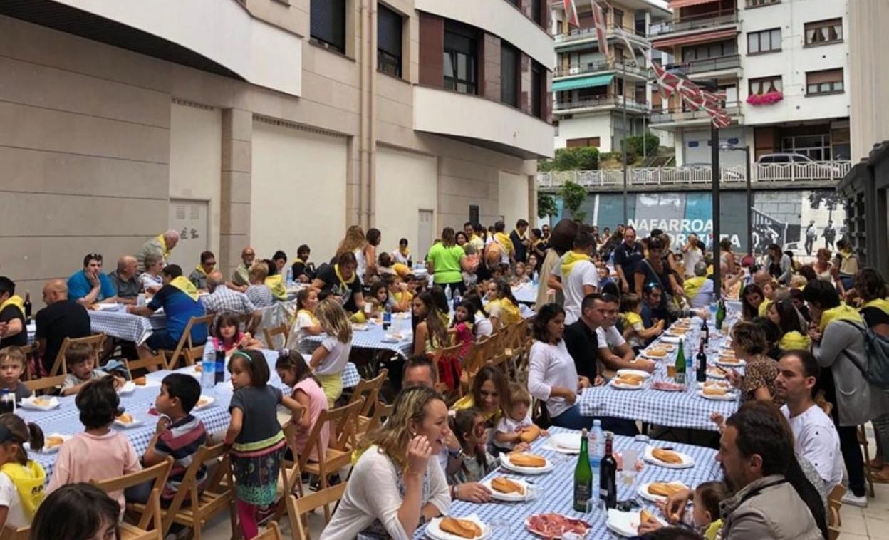 La comida popular será el sábado y el domingo habrá una paellada. 