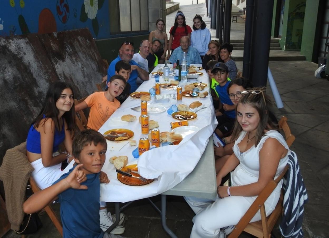 Un grupo de otxandiarras que comieron ayer en Leintz-Gatzaga. 