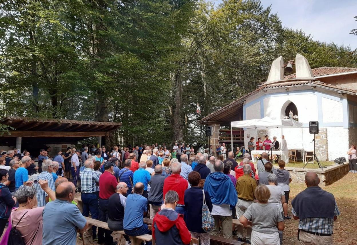 Kizkitza.  Eguerdiko mezarekin hasi ziren ekintzak atzo Kizkitzan, egun osoan zehar erromerian giro ederrean aritu zirelarik. Toka lehiaketa eta euskal dantzak ere ez ziren falta, eguna borobiltzeko Itsason bertan afaria ospatu zutelarik.