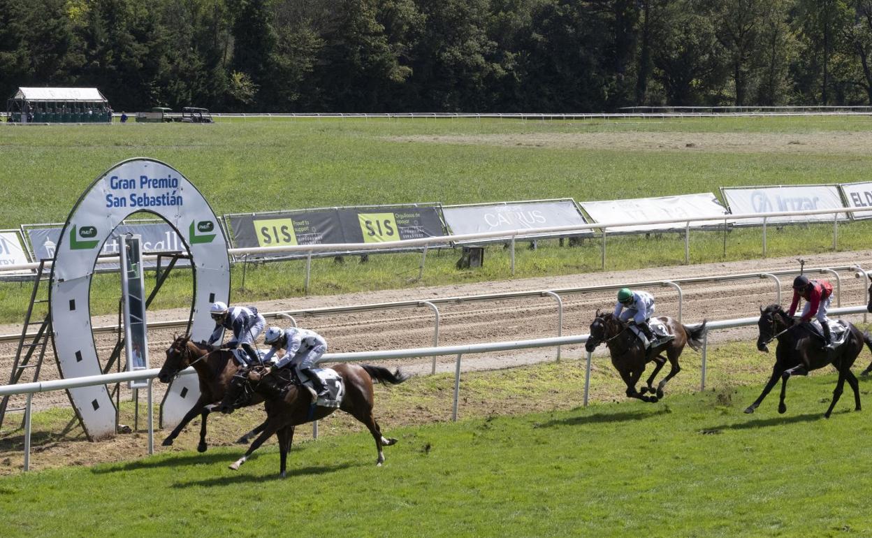 Janacek, por fuera, conduce a la victoria a 'The Way of Bonnie' en una apretada llegada. 