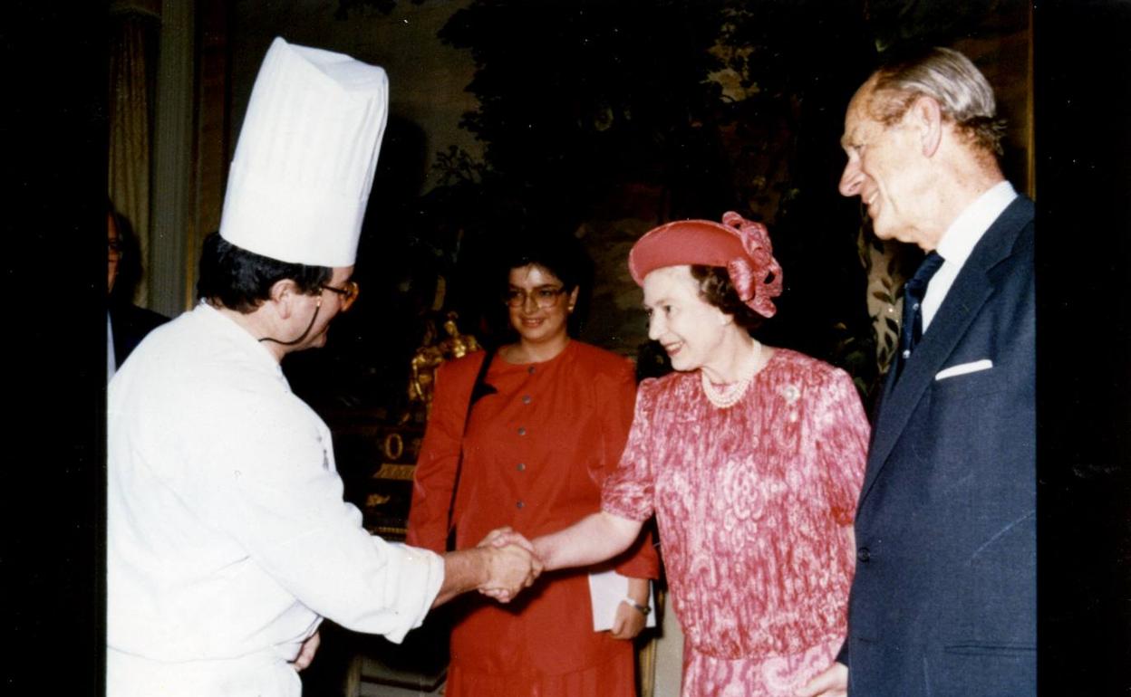La reina de Inglaterra saluda a Juan Mari Arzak en presencia de su marido Felipe de Edimburgo. 