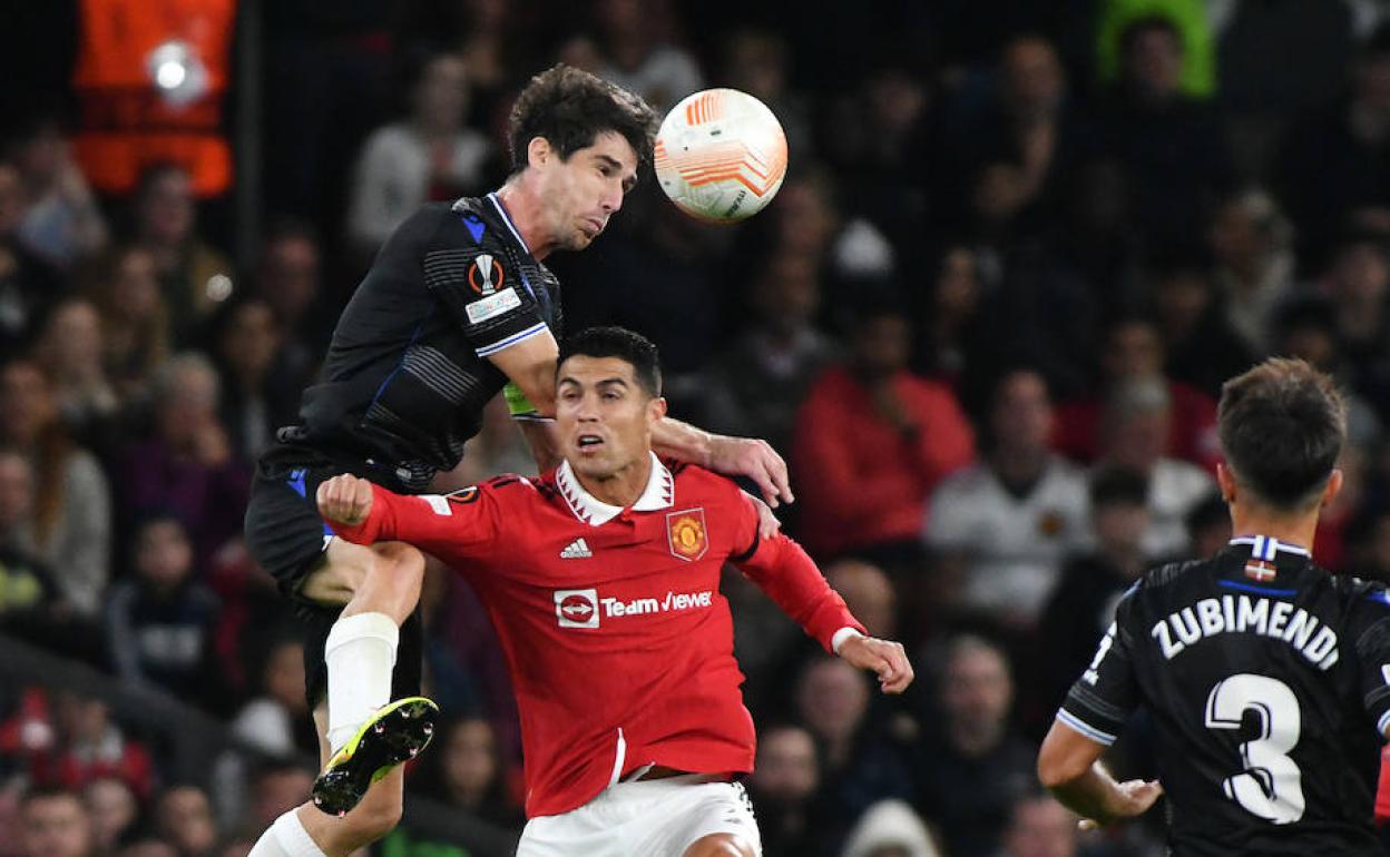 Aritz gana de cabeza un duelo aéreo sobre Ronaldo. 